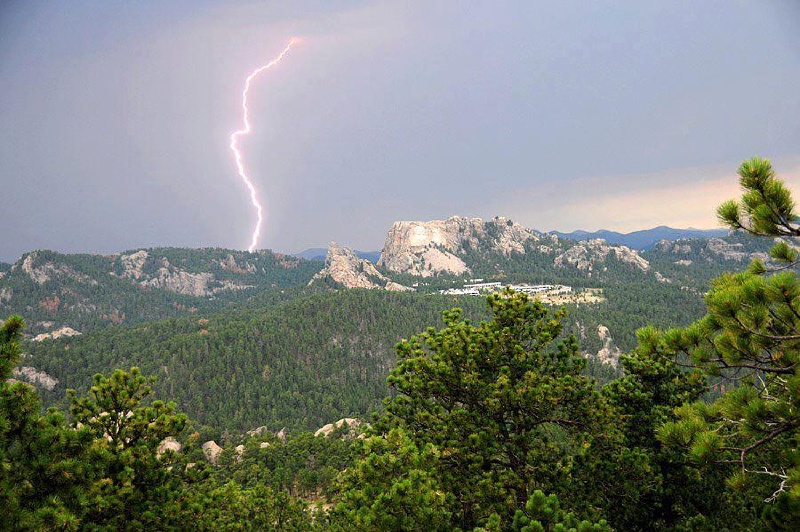 Black-Hills-SD/800x600_Lightning Mt.Rushmore.jpg